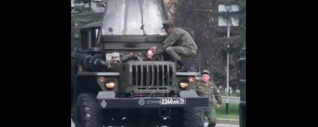 На параде Победы в Кемерово загорелась военная машина