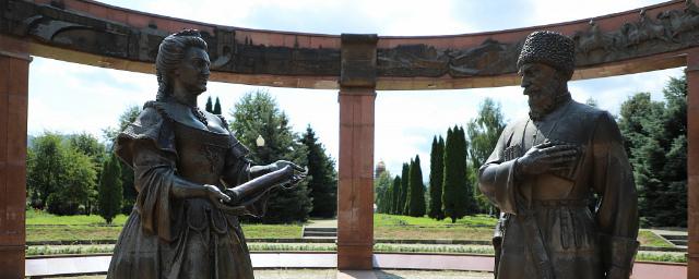 Во Владикавказе отремонтировали скульптурную композицию «Послы у императрицы»