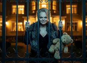 Два коттеджа, один участок, три поколения: семейное гнездышко Ларисы Долиной в 45 км от МКАД