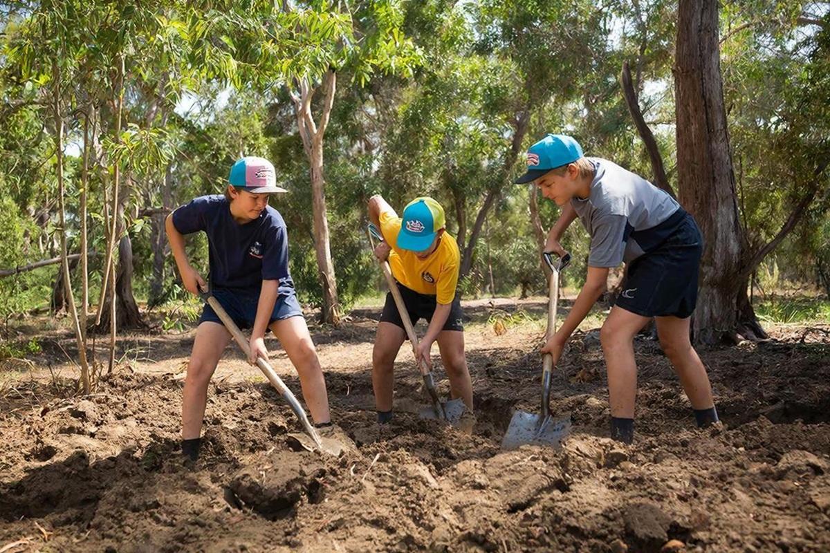 В Австралии подростков в лагере заставляли носить ошейники и копать себе могилы
