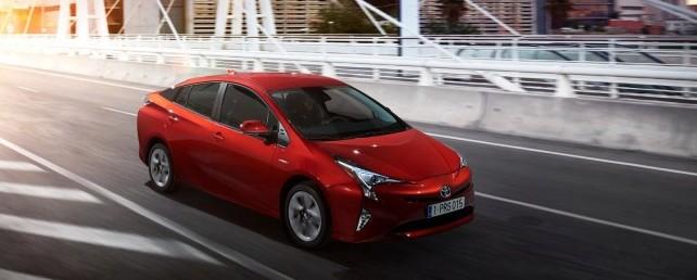 В России начались продажи нового Toyota Prius