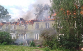 Под Вологдой после удара молнии сгорел деревянный МКД