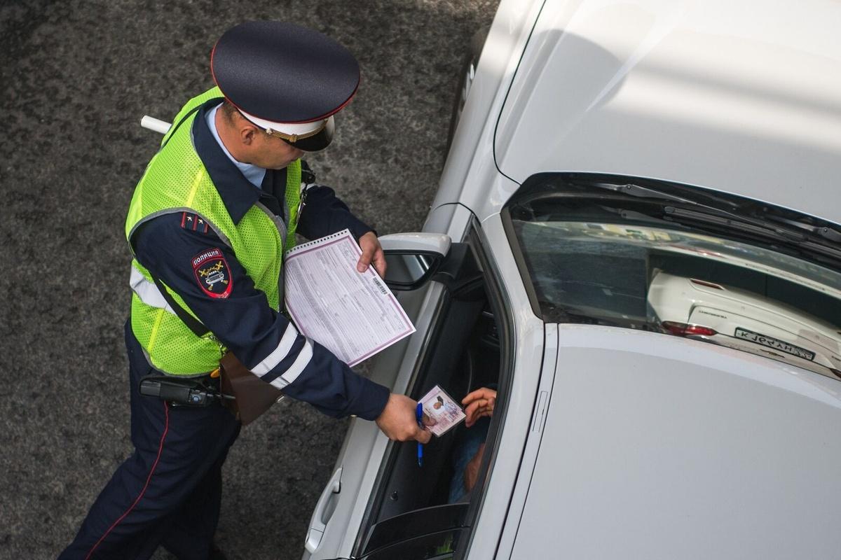 Стало известно, что грозит россиянам за отказ снять обложку с прав по требованию ГАИ