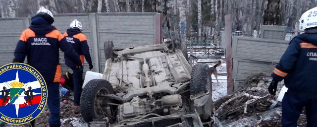 На въезде в Новосибирск иномарка вылетела с дороги и перевернулась