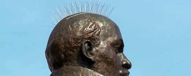 Памятник Ленину в Магадане освободили от шипов