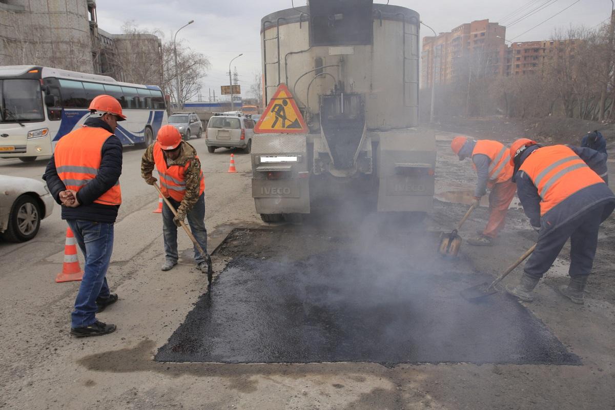 В Новосибирске начат ремонт дорог с применением горячей асфальтобетонной смеси, работы идут в ночное время