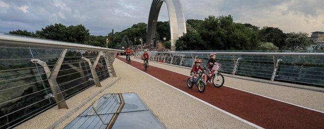 В Киеве треснул недавно построенный стеклянный мост