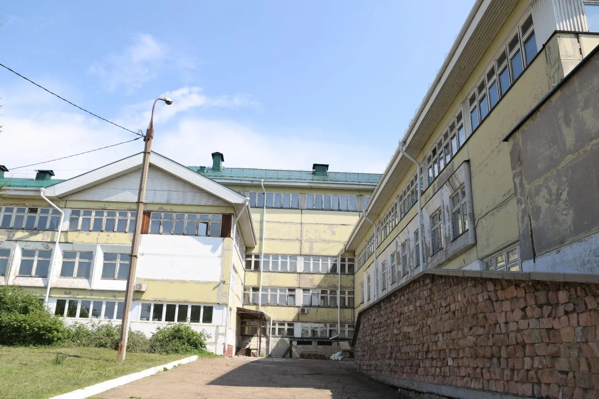 Мэр Иркутска Руслан Болотов: Капитальный ремонт в городской гимназии №3 завершится к 30 сентября, подрядчик набрал хороший темп работ