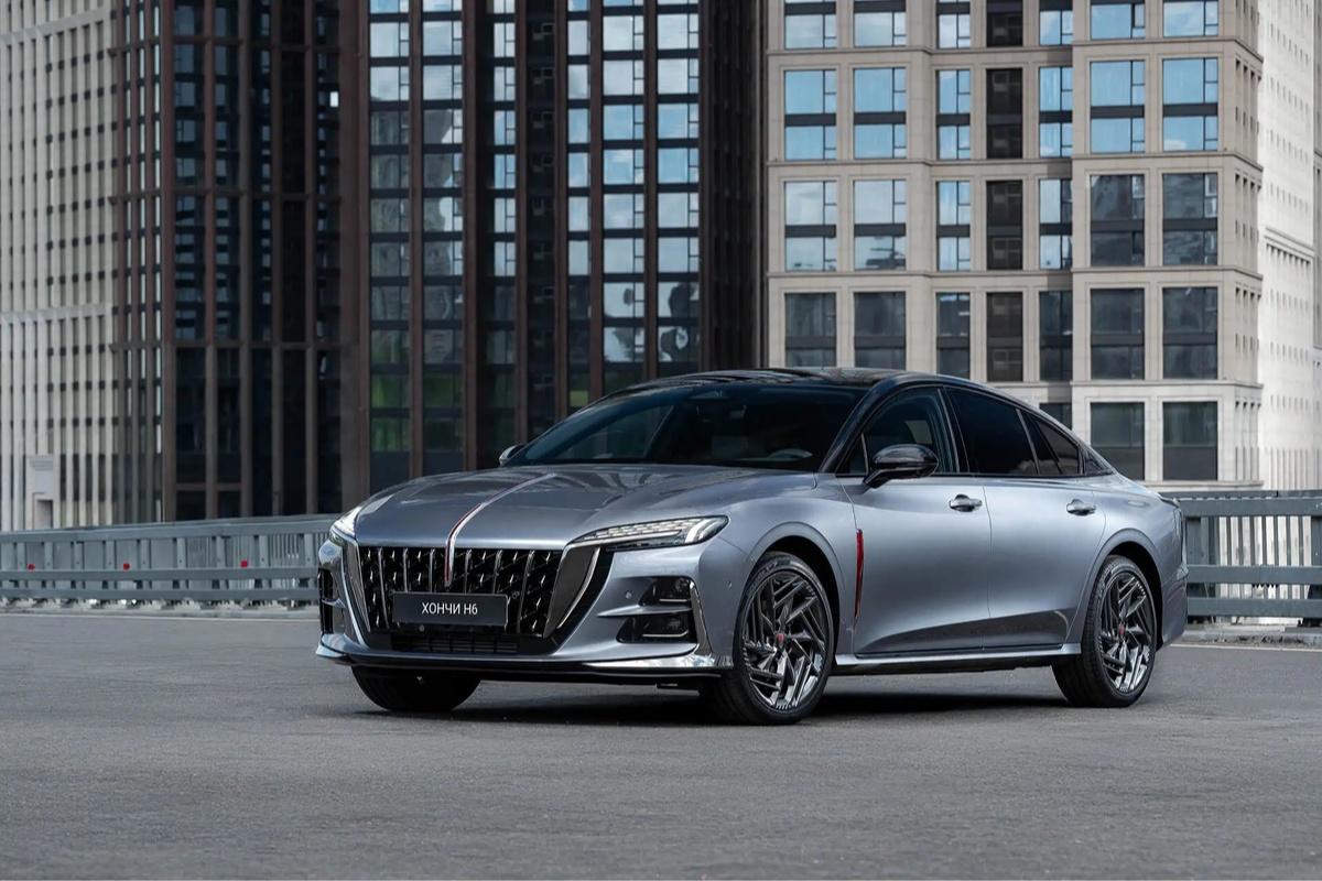 В Москве представили лифтбек Hongqi H6 с мощным мотором и активной подвеской