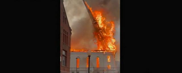 В американском Массачусетсе 160-летняя церковь сгорела после удара молнии — Видео