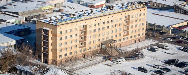 В центре Красноярска парковку у гостиницы «Колос» отдают под застройку