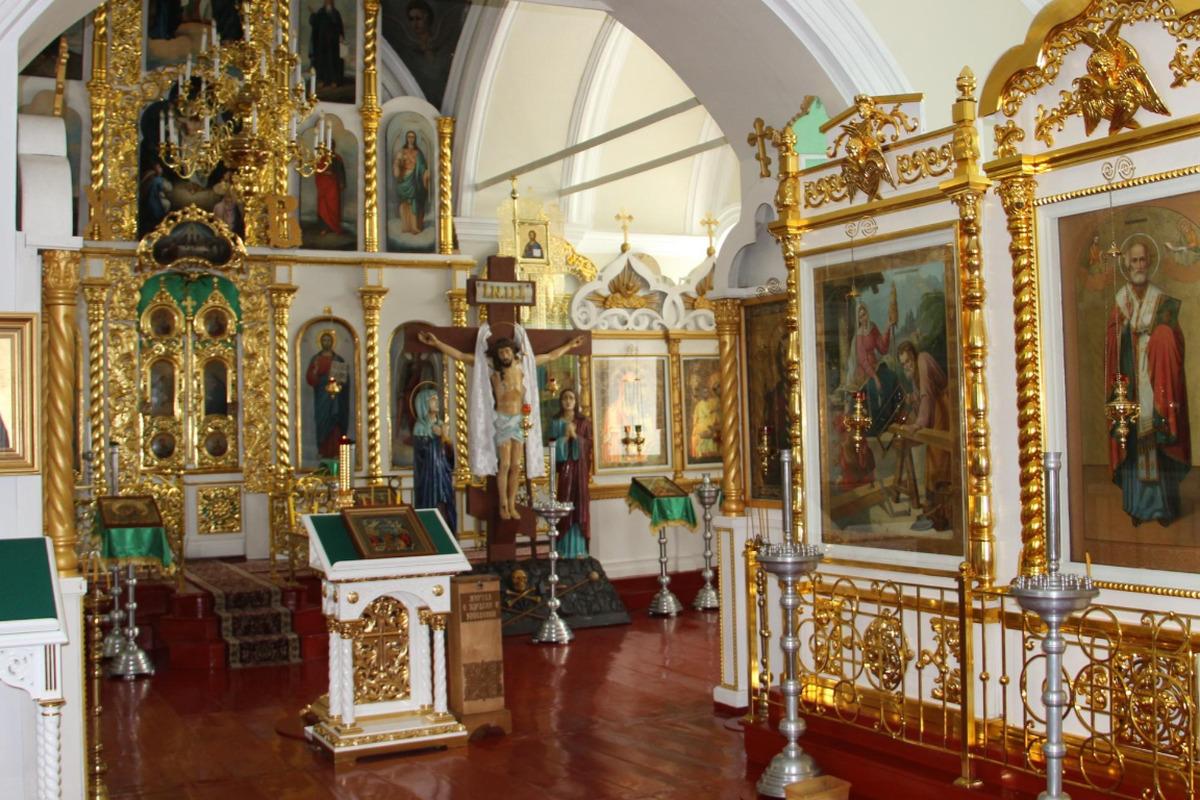 Диакон объяснил, что делать со старыми иконами