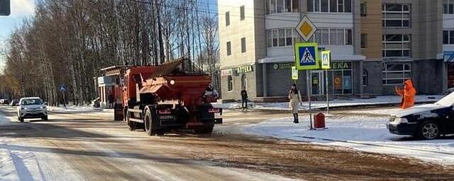 Улицы Сыктывкара начали очищать от снега и обрабатывать от гололеда