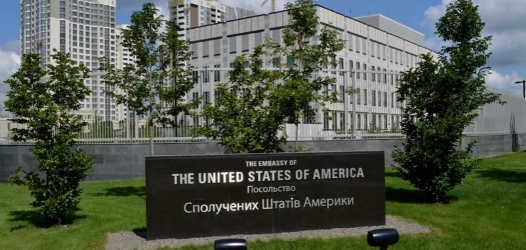 На территории посольства США в Киеве ночью произошел взрыв