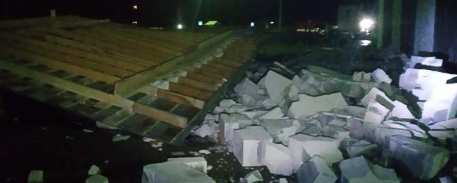 Рухнувшая из-за ветра кровля здания в Ивановской области повредила семь автомобилей