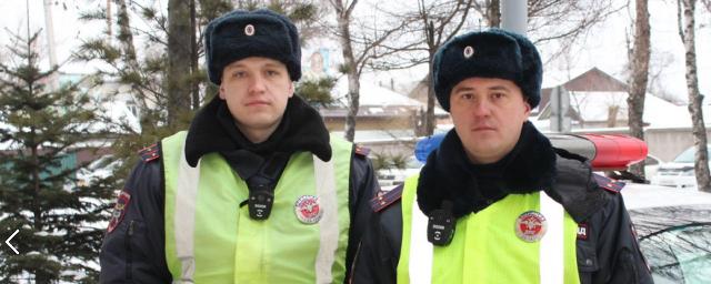 Приморские полицейские потушили пожар и спасли жильцов дома в Уссурийске
