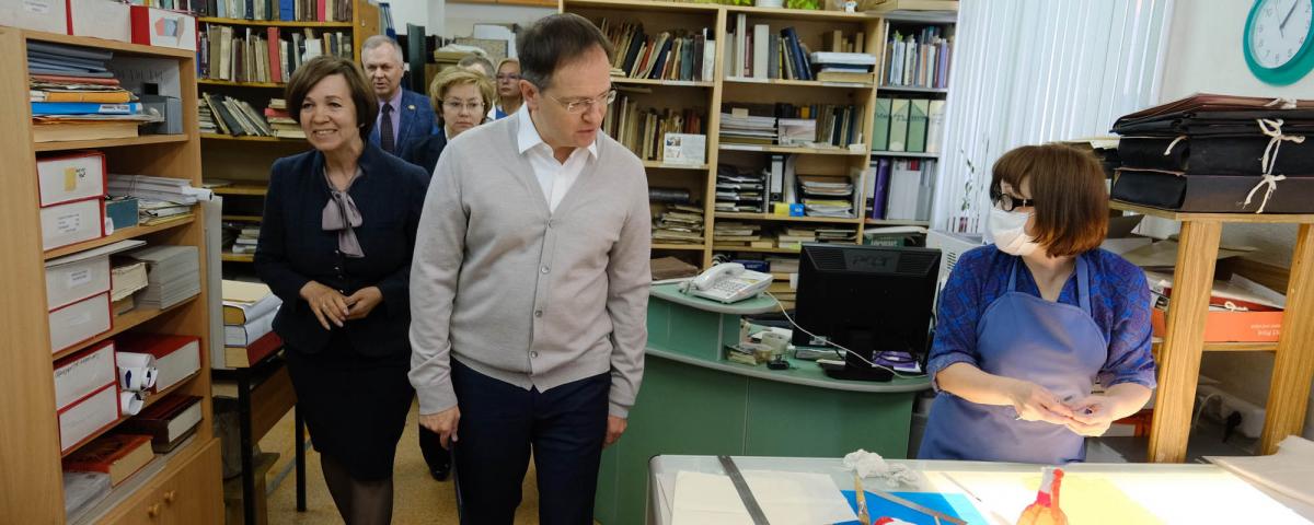 Глава Минкультуры РФ подарил НСО 4 модельные библиотеки и 17 пианино