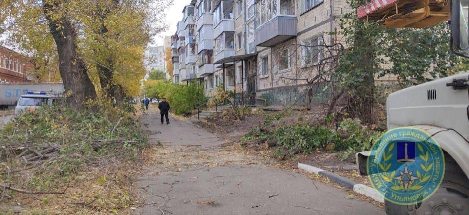 В Ульяновске спасатели устраняют последствия урагана