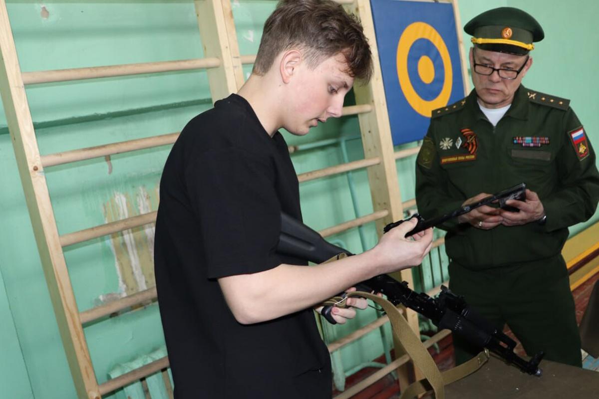 В ЛНР открылся школьный лазерный тир