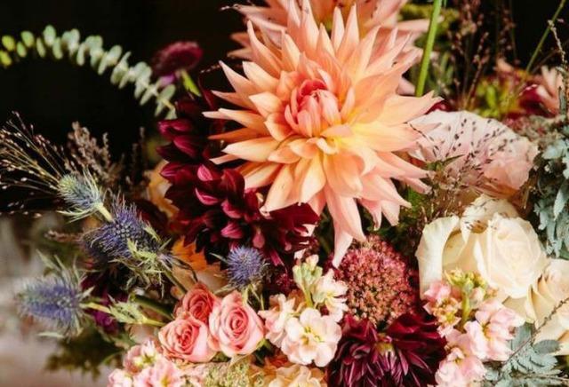 Флористы назвали лучшие цветы для домашнего осеннего букета