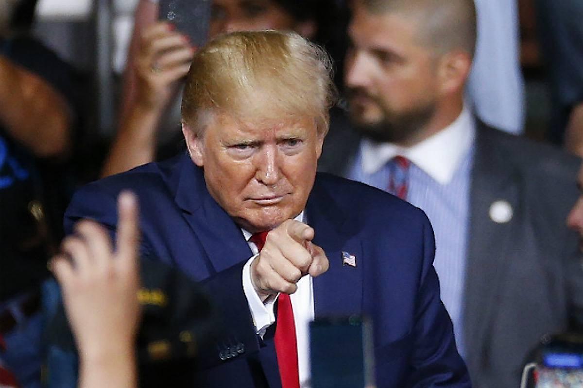 Новый виток торгового конфликта: Трамп угрожает Европе 200% пошлинами на алкоголь в ответ на тарифы на виски