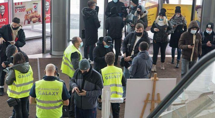 В Барнауле продолжаются рейды по выявлению нарушителей антиковидных мер в торговых центрах