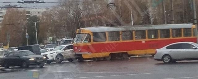 В Барнауле произошло ДТП с участием трамвая и автомобиля Lexus