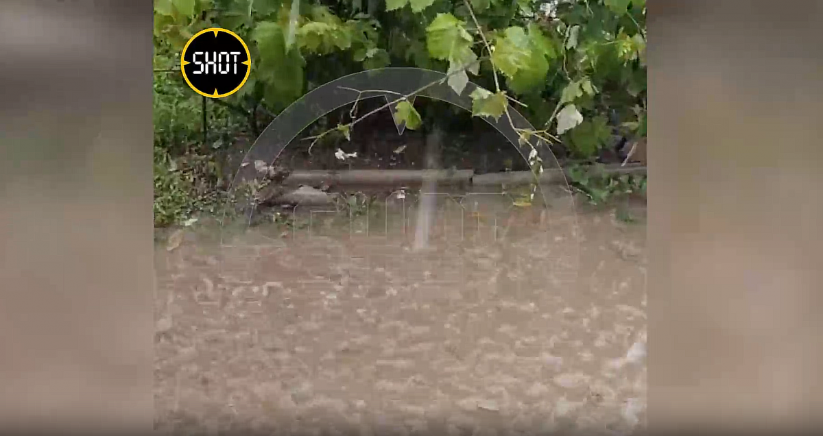 Из-за мощного ливня с градом на юге России начался потоп