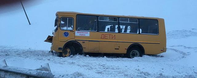 В ДТП с участием школьного автобуса под Калугой пострадал ребенок