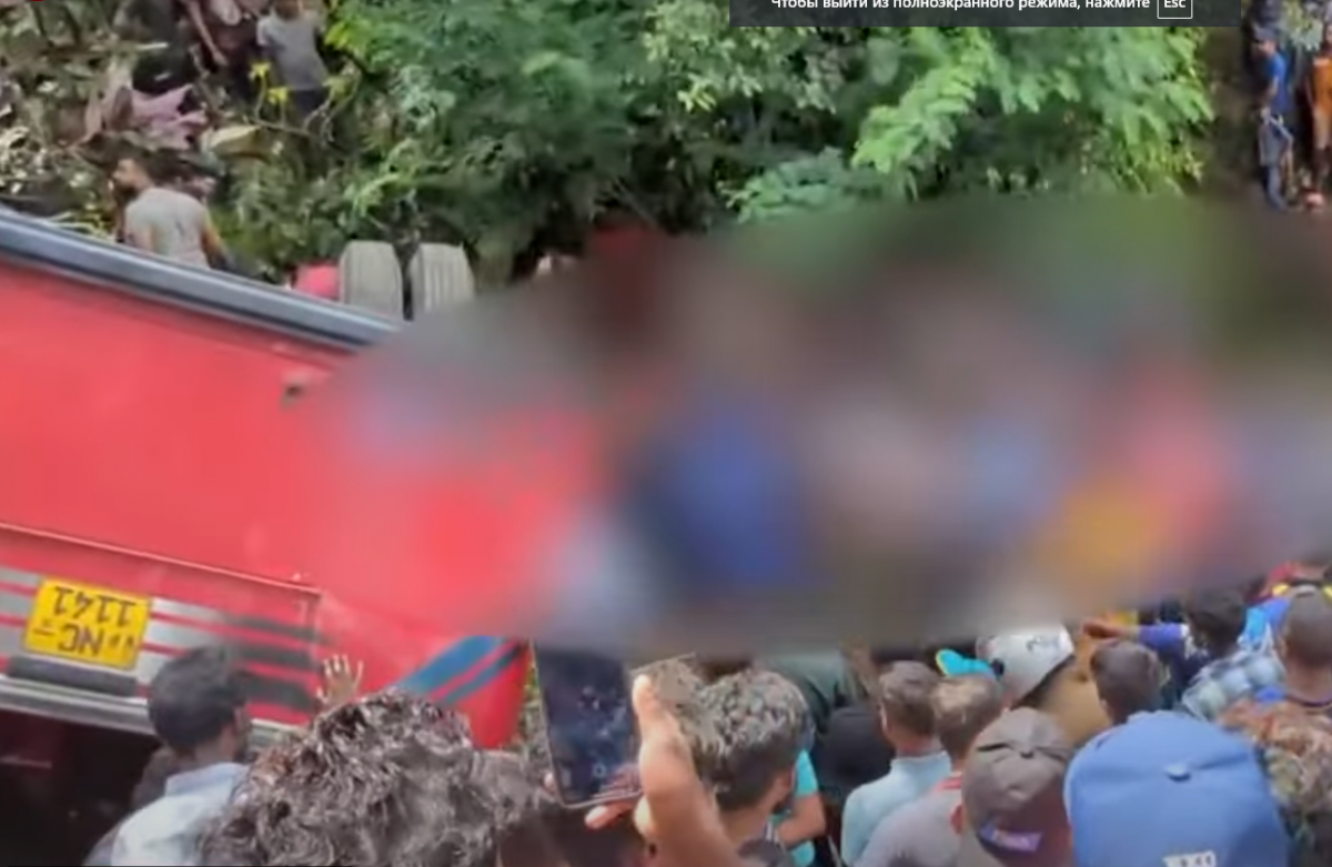 Автобус с более чем 50 пассажирами рухнул в овраг в Шри-Ланке