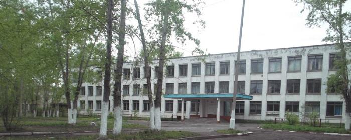 В Братске к 1 сентября рабочие обновят фасад школы №15 и благоустроят территорию