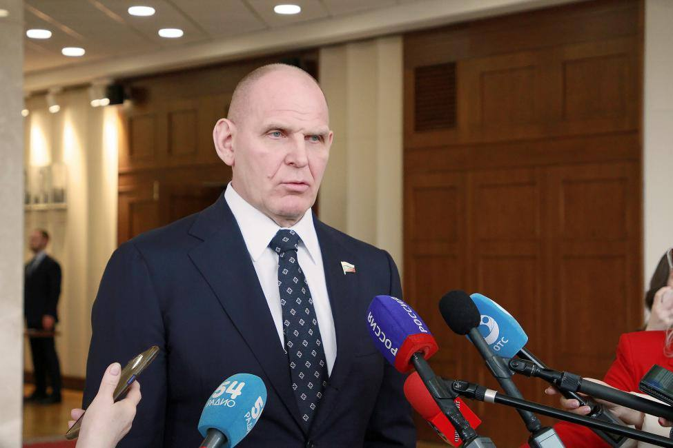 Спикер Заксобрания Новосибирской области Андрей Шимкив выразил благодарность сенатору Александру Карелину за совместную работу на благо региона