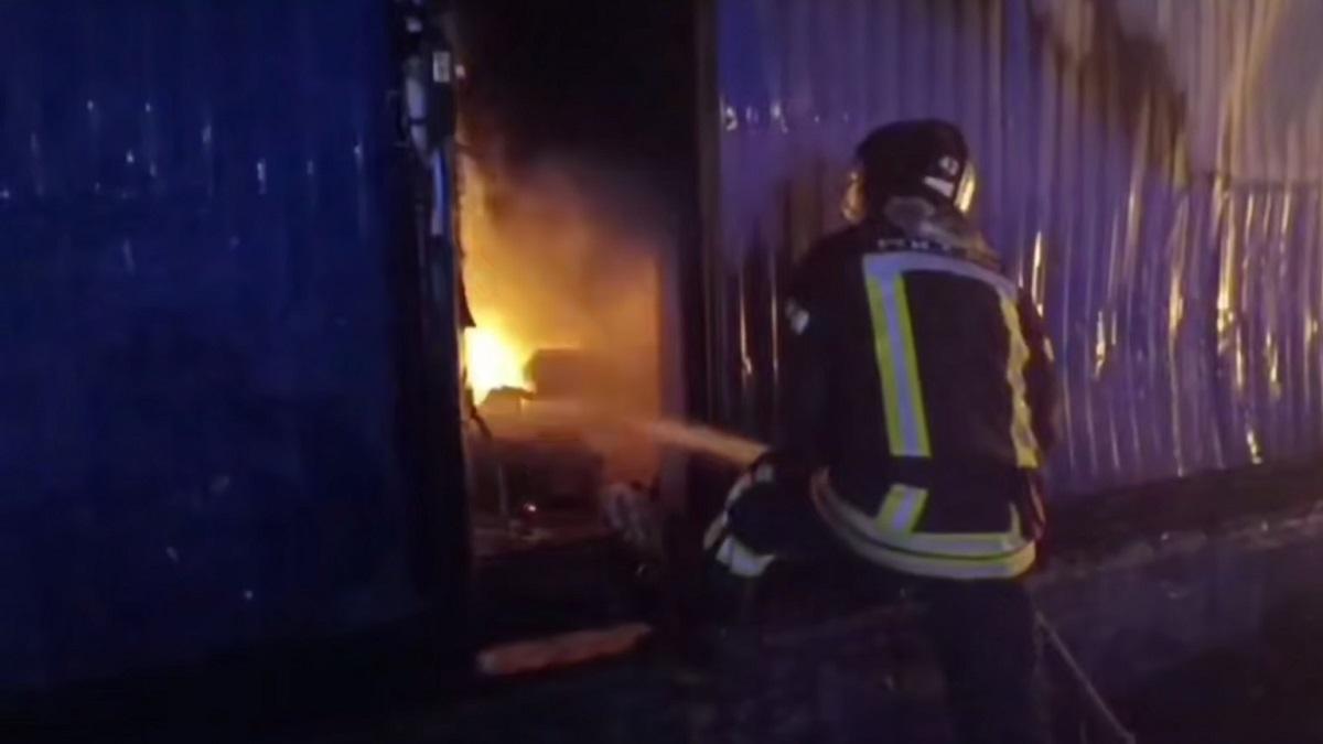 В Новой Москве горит строительный рынок на площади 400 кв. метров