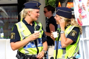 In Sweden, 30 policewomen passed data to gangster lovers more than 500 times