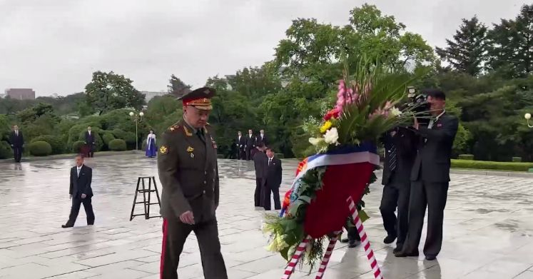 Шойгу возложил цветы к Монументам Освобождения в Пхеньяне — Видео