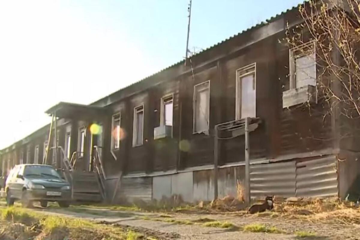 На Ямале люди жили в аварийном доме без туалета и душа
