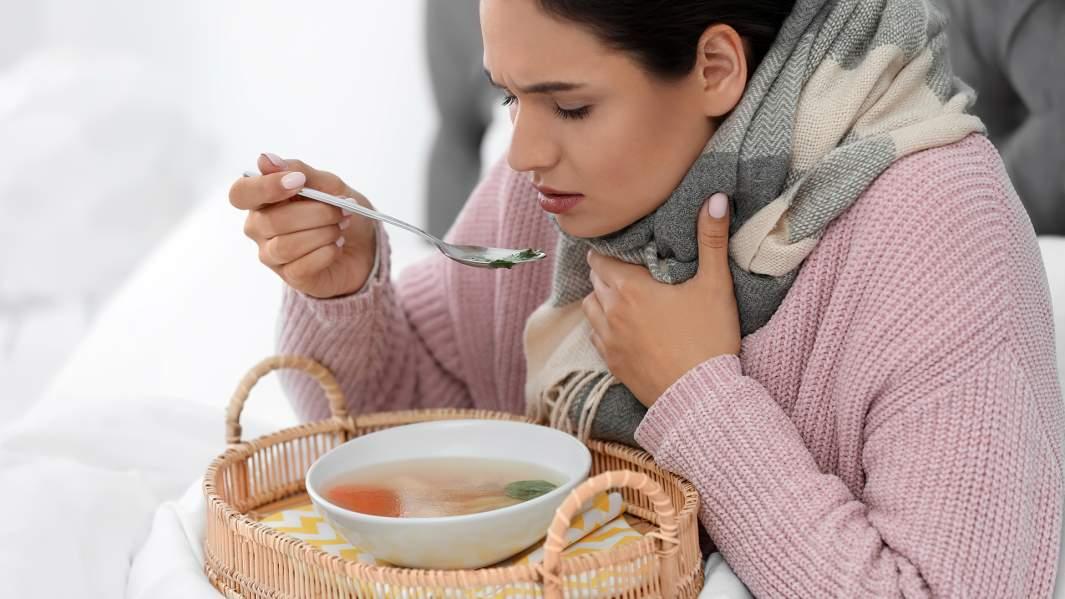 Врач Умнов назвал продукты, помогающие быстрее выздороветь во время простуды
