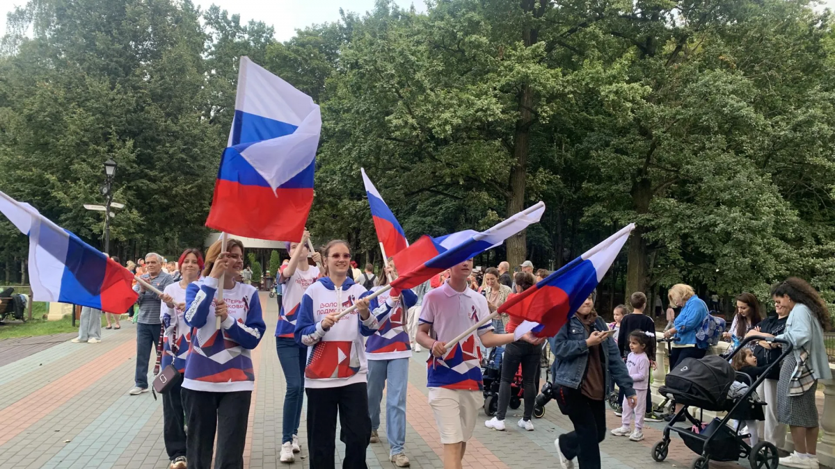 В честь Дня триколора волонтёры прошли шествием с флагами РФ по скверам Красногорска
