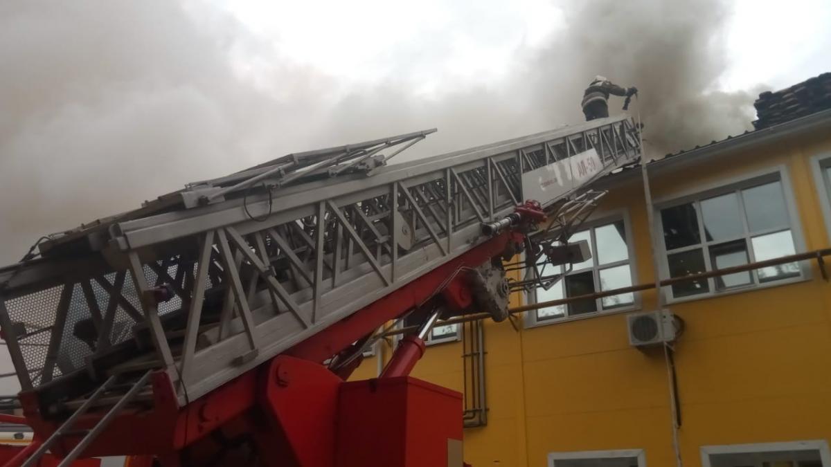 В Екатеринбурге загорелся хлебомакаронный комбинат