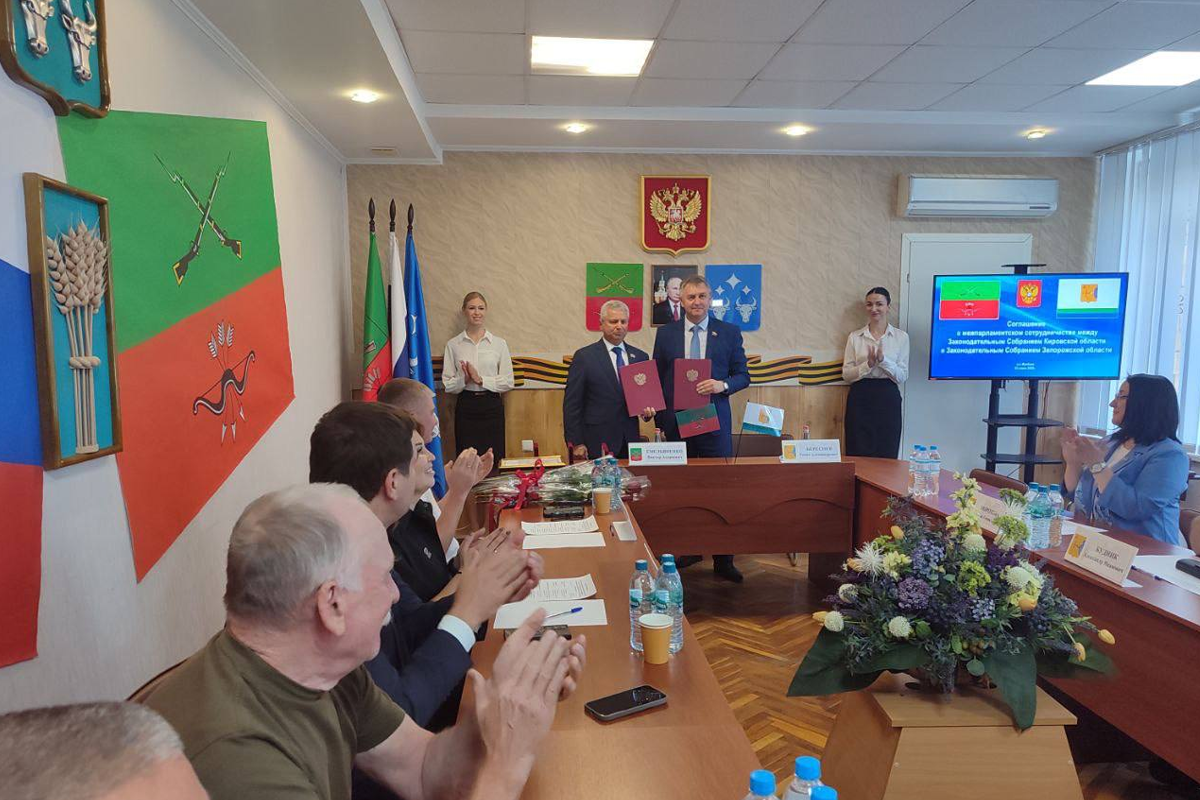 Спикер Заксобрания Кировской области Роман Береснев посетил подшефный Веселовский округ: Скоординировав усилия, сможем больше