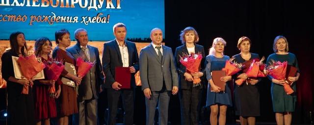 Глава администрации Чебоксар Спирин поздравил с 90-летием АО «Чувашхлебопродукт»