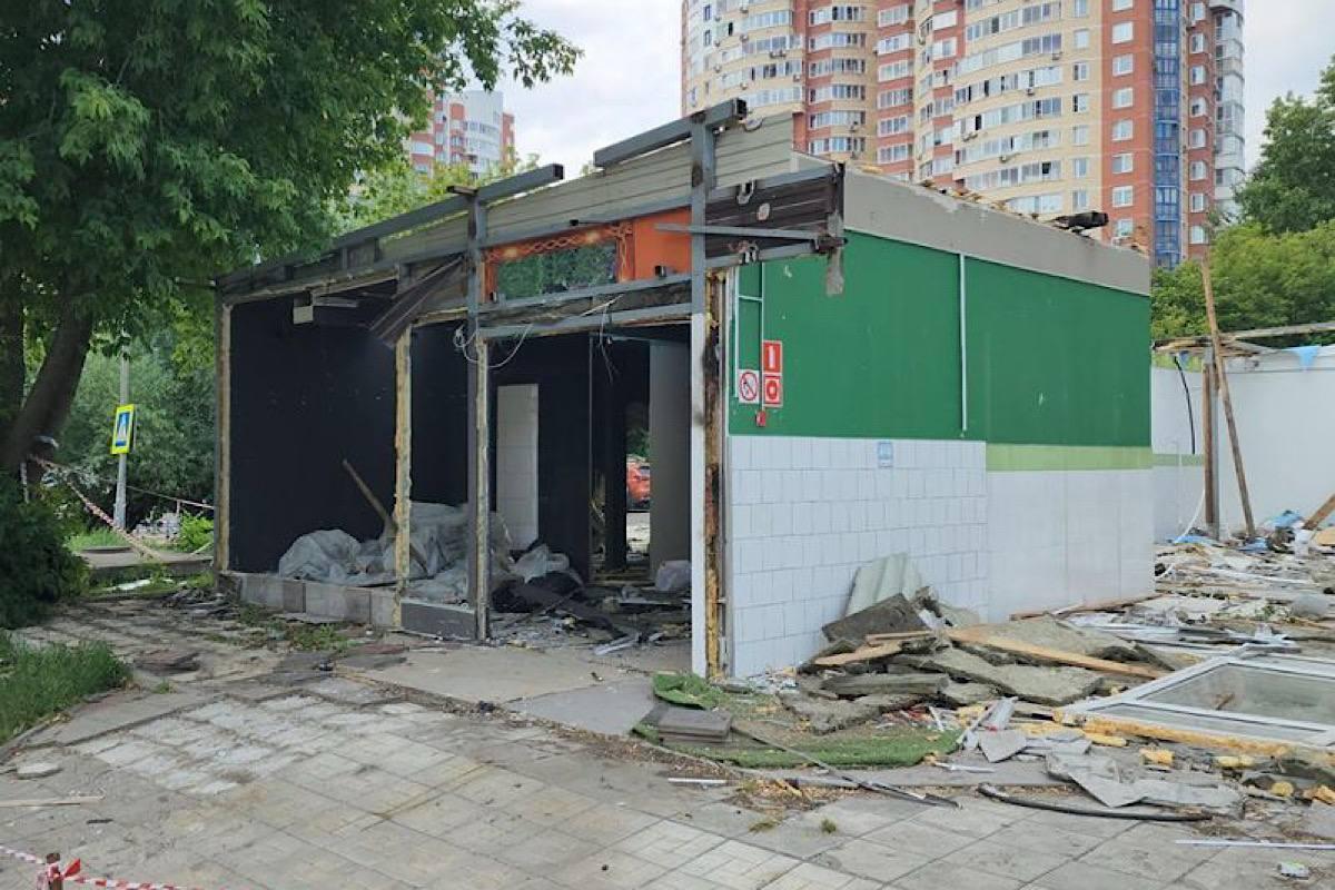 «Прощай, ларек!»: в городском округе Пушкинский сносят непрезентабельные торговые палатки