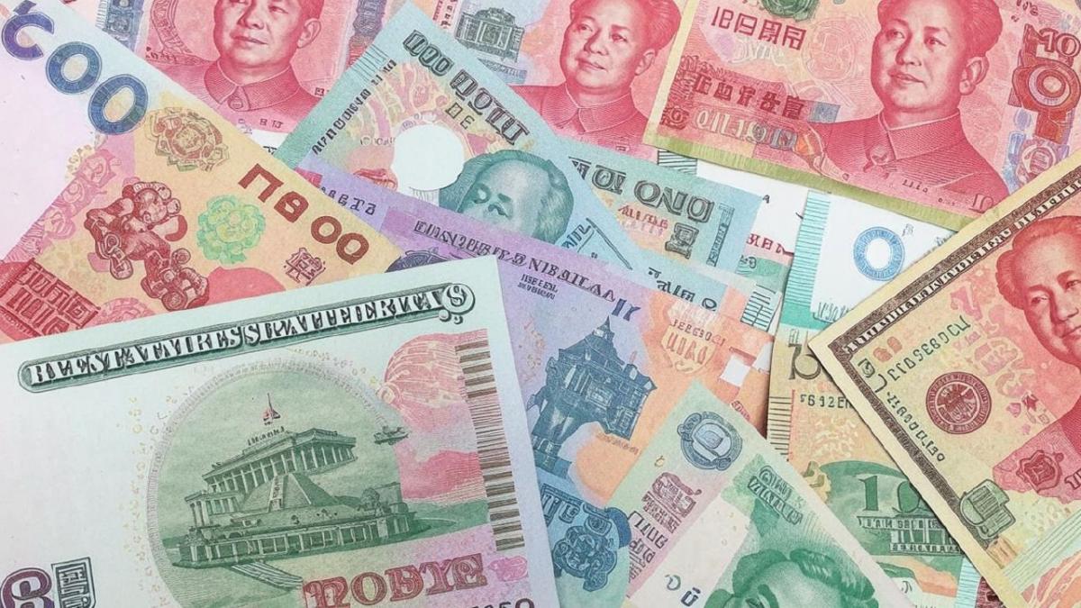 Эксперт Бархота рассказал, какую валюту взять на отдых за границу