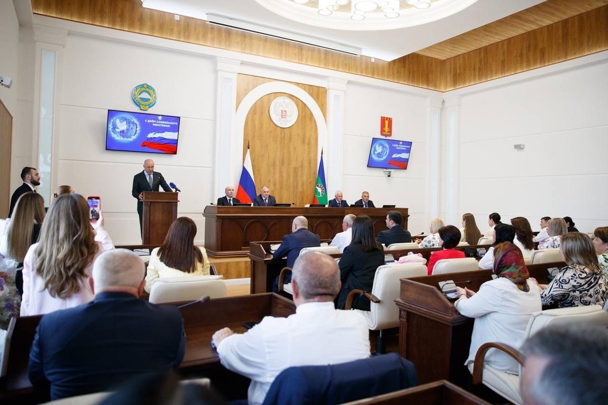 Глава КЧР поклонился медикам в их профессиональный праздник