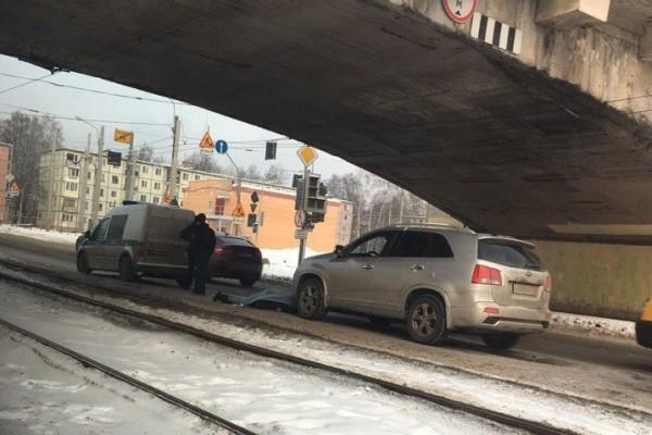 В Петербурге на Дальневосточном проспекте за рулем авто умер водитель