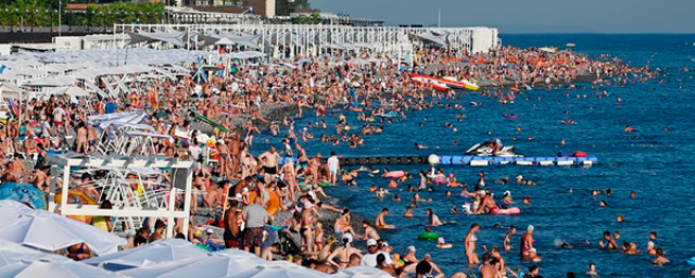 В Сети обнародовали кадры с переполненными туристами пляжами Сочи