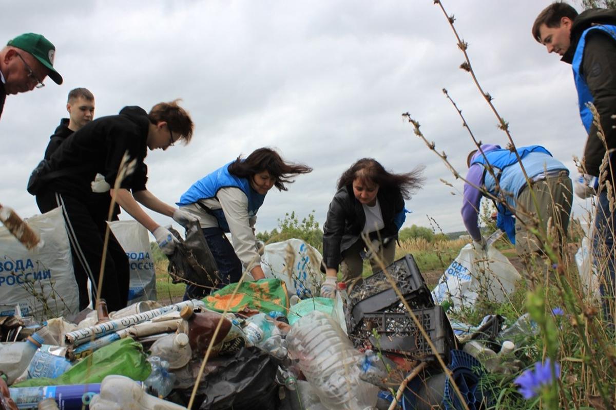 Экоактивисты Мордовии очистили берег водохранилища от автомобильных покрышек и гильз