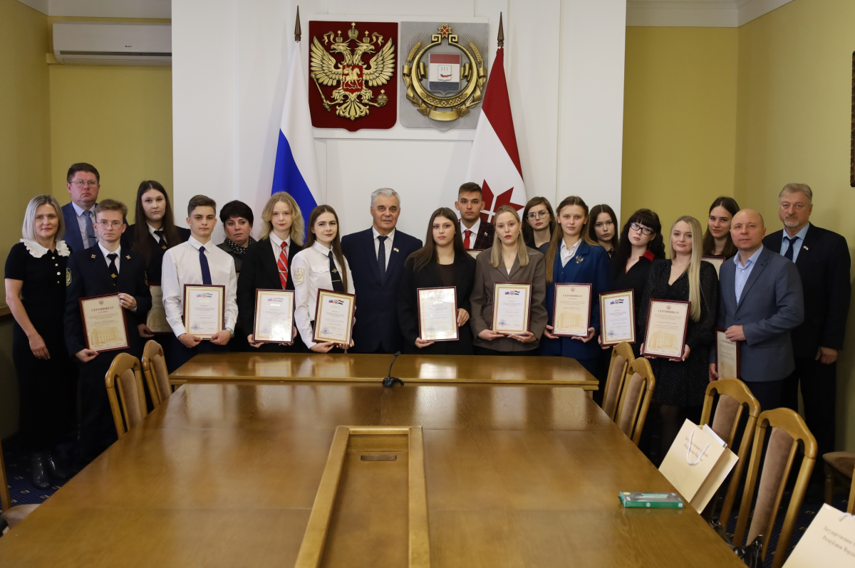 Председатель Госсобрания Мордовии Владимир Чибиркин наградил победителей конкурса рефератов к 30-летию Конституции республики