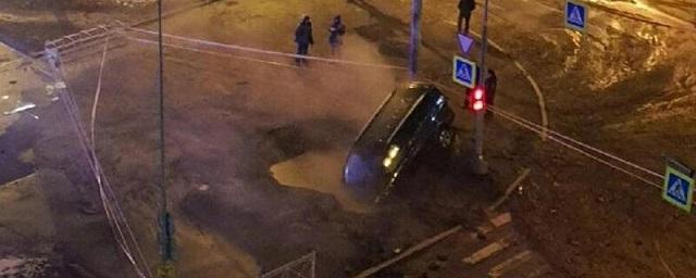 В Петербурге легковой автомобиль провалился в яму с кипятком после прорыва трубопровода