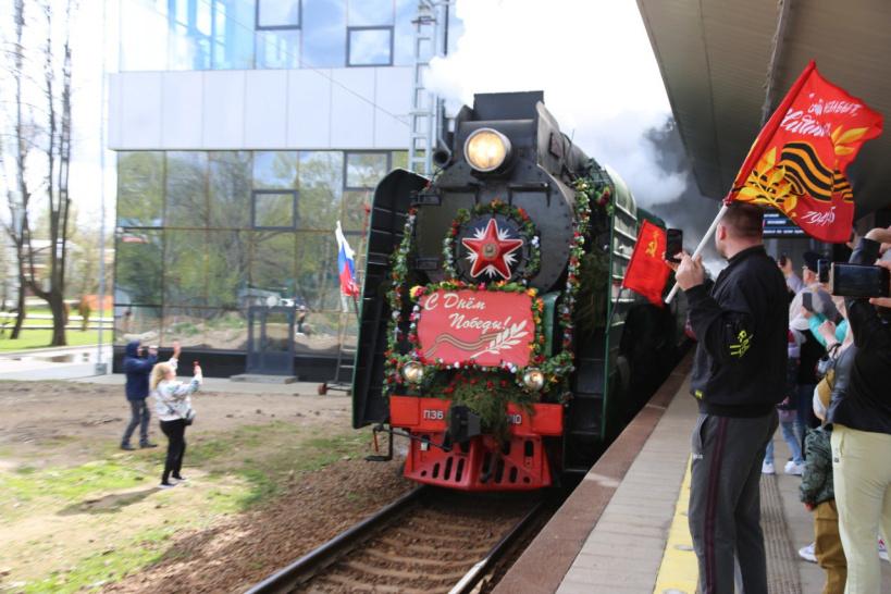 Жители Красногорска с цветами и знаменами встретили «Поезд Победы»